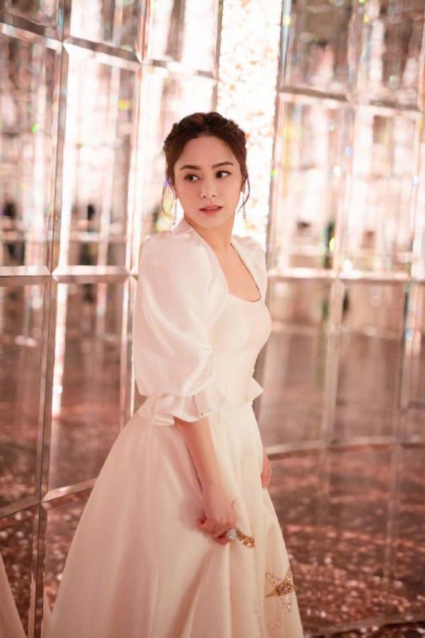 40歲的鐘欣潼狀態真不錯，一襲星河月亮公主裙，清純減齡