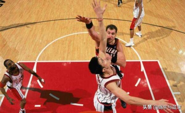 姚明與偶像薩博尼斯交手4次，看完對比，薩博尼斯還是更勝一籌