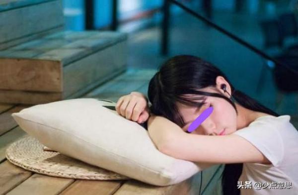 碩士女兒終於出嫁，全村趕來送別，父母全家照前淚流滿面