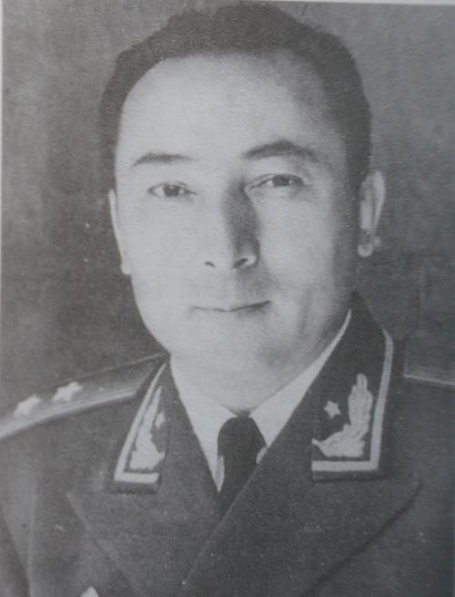 開國大典上，毛主席身後站著一個年輕人，戴著黑色禮帽，他是誰？