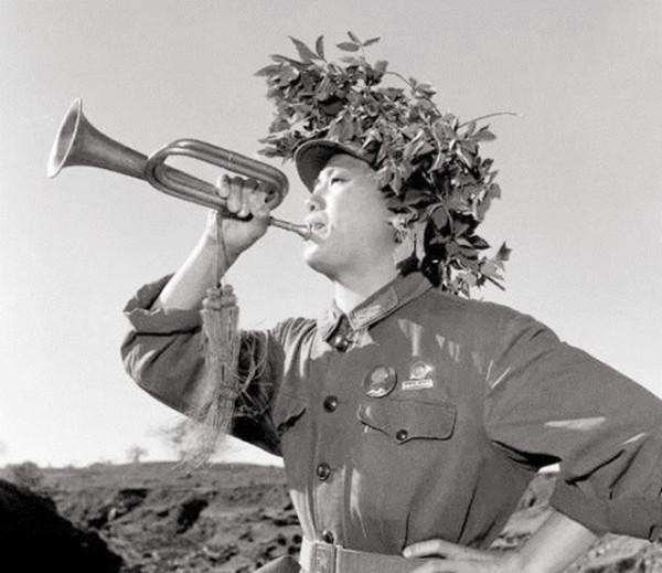 全連只剩7人,槍管發燙打不出子彈,生死之際號兵大喊:我來指揮 全連只剩7人,槍管發燙打不出子彈,生死之際號兵大喊:我來指揮