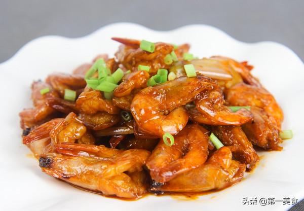 這才是油燜大蝦的家常做法，色澤金黃，鮮嫩滑口，味道不輸飯店