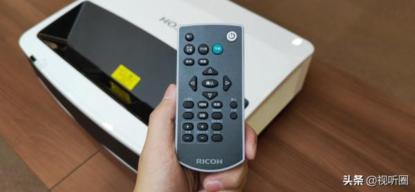 奇遇理光PJ RW5500UST超短焦鐳射投影：高亮體驗，商務居家多相宜