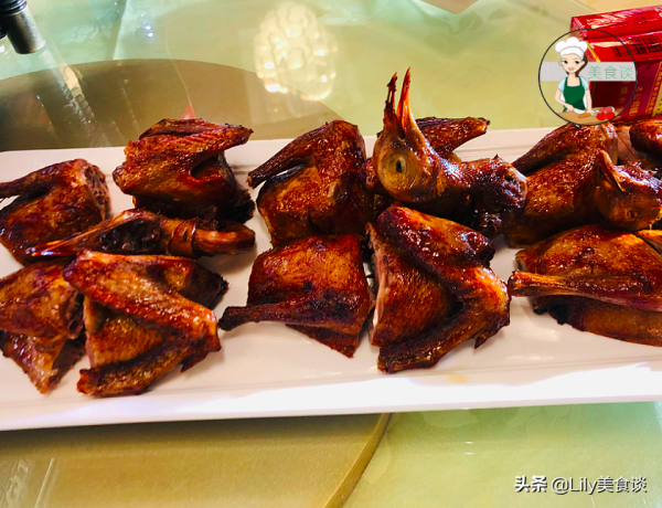 國慶假期吃酒席，隨禮500塊，滿滿一桌子的硬菜，客人吃了想打包