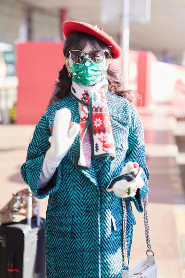 趙雅芝真是時髦到骨子裡了，穿黑綠色大衣配貝雷帽，氣質真高階