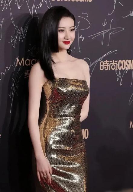 景甜“牛奶肌”白皙，穿上金色亮片禮服，宛如女神亮眼動人