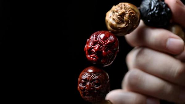 快來欣賞一下得意之作十八羅漢雙面多寶手串嘿嘿