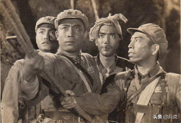 解放軍8人夜襲華山，數倍匪兵舉手投降，帶路樵夫立大功