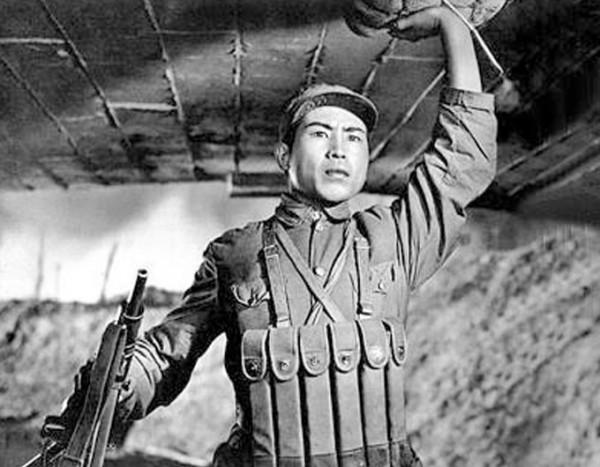 對越作戰首日，23歲戰士拉響手榴彈自盡，老父親來信令戰友哭紅眼