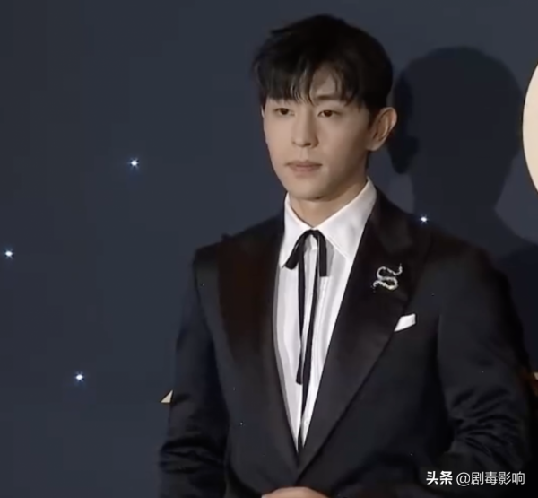 時尚先生紅毯：龔俊楊芸晴像穿“情侶裝”，丁真讓人羨慕不已