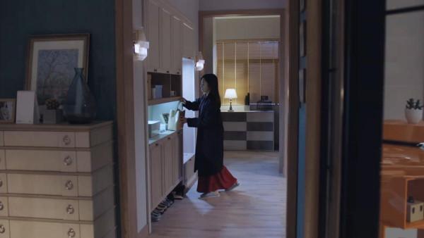 《突圍》靳東秦嵐夫妻倆的家，普普通通的，跟老幹部人設完全不符