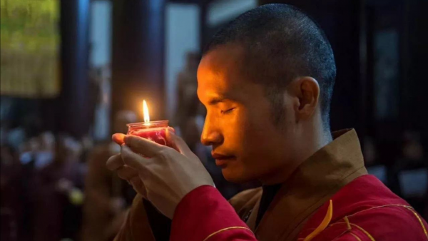 名牌大學生畢業後出家，父母卻苦苦尋找了三年，心靜了親情在哪