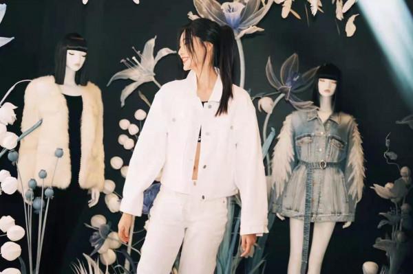 秋冬女明星牛仔褲穿搭示例：江疏影颯酷，曾黎嫵媚，劉令姿前衛