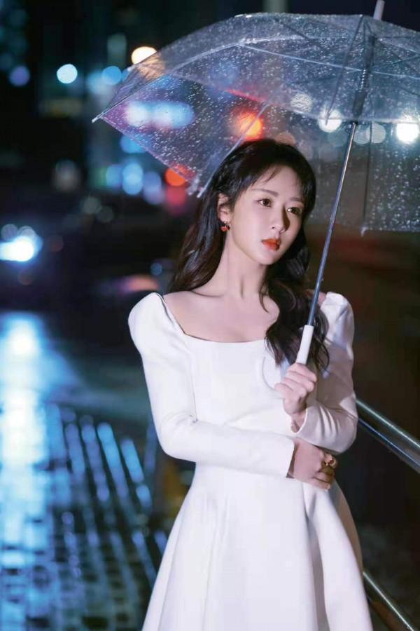 楊紫美成純欲天花板！穿公主裙驕傲秀出天鵝頸，雨中撐傘像拍電影