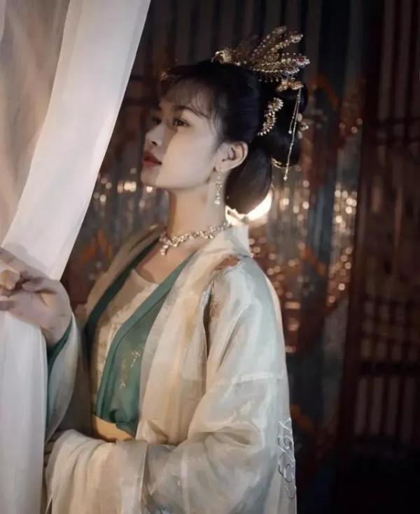 網紅穿漢服模仿 江玉燕＂，網友：讓你模仿沒讓你超越