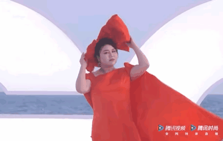 GQ盛典上最尷尬的8位明星，關曉彤造型被嘲，鄧倫、金晨重逢舊愛