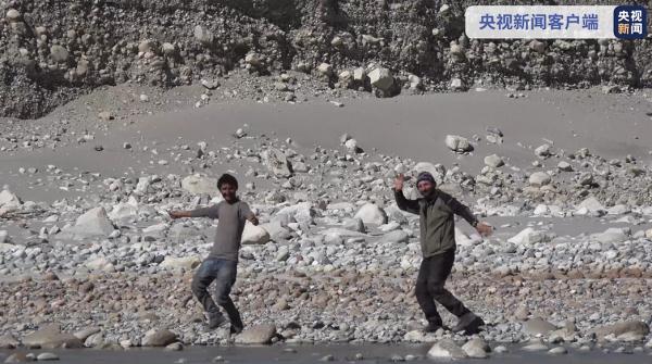 巴基斯坦犛牛轉場借道我國 我國邊防官兵這樣做 巴基斯坦犛牛轉場借道我國 我國邊防官兵這樣做