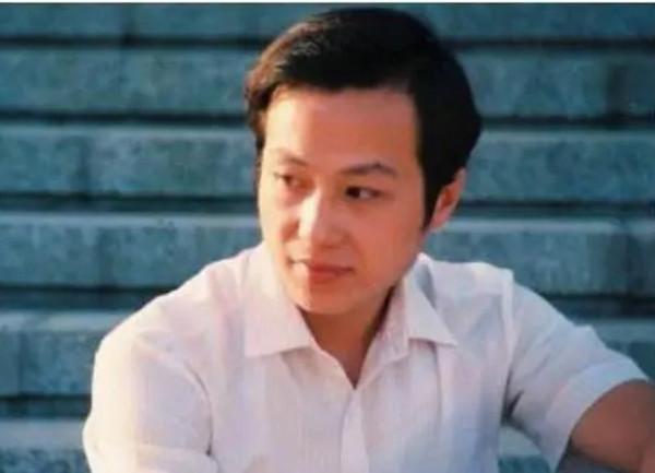 羅京去世12年，妻子曾哭到暈厥，兒子已長大成人