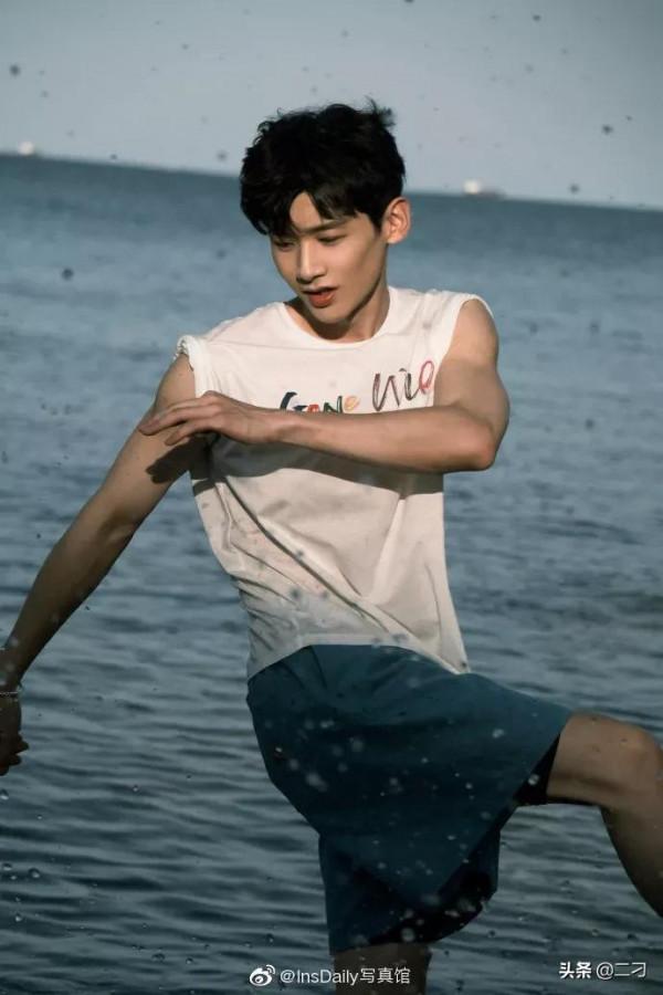 白敬亭 x MiniBAZAAR 十月刊海邊踏浪的純粹少年 ​​​​ 白敬亭 x MiniBAZAAR 十月刊海邊踏浪的純粹少年 ​​​​