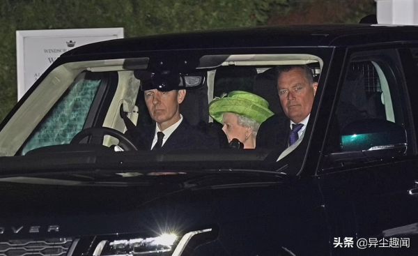 95歲的英國女王參加了她的兩個曾孫的洗禮，哈里王子前女友也來了