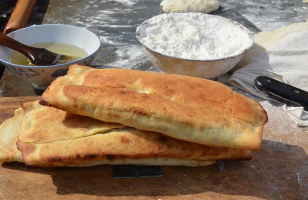 河南農村大叔自創小吃,一個5塊錢6兩重,有人大老遠開三輪車來買 河南農村大叔自創小吃,一個5塊錢6兩重,有人大老遠開三輪車來買