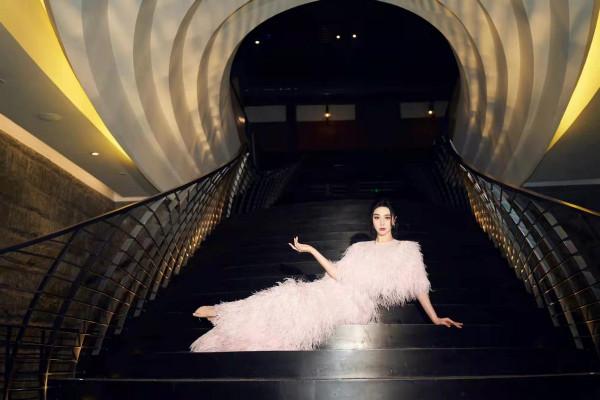 范冰冰高調出席活動成人氣王！穿粉色羽毛裙明豔四射，新造型封神