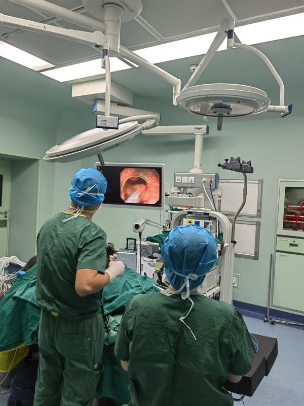 毫無症狀卻查出巨大腫瘤!醫生內鏡下巧取12釐米腸癌 毫無症狀卻查出巨大腫瘤!醫生內鏡下巧取12釐米腸癌