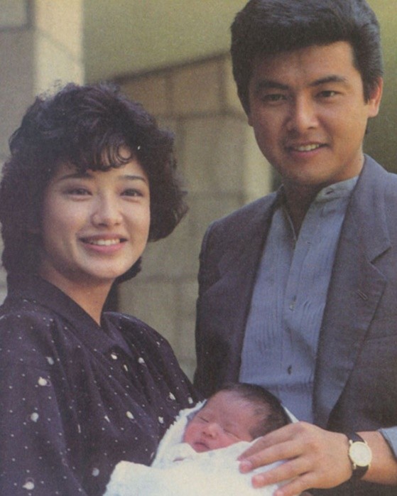 山口百惠:21歲嫁三浦友和,4年後生下兒子,穿著樸素笑容卻更美 山口百惠:21歲嫁三浦友和,4年後生下兒子,穿著樸素笑容卻更美