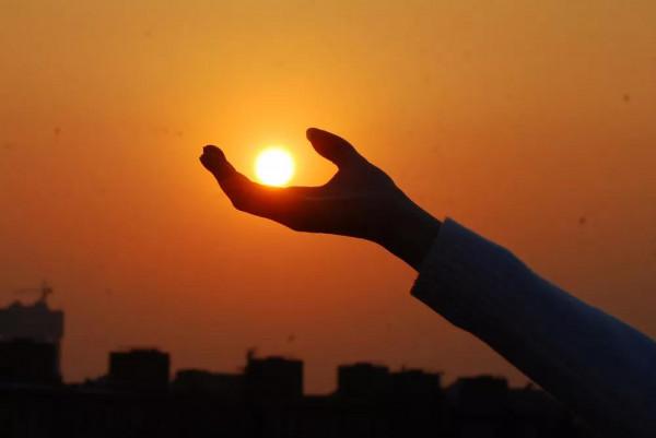 金海岸上吻吻太陽