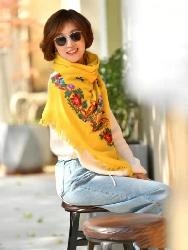 這才是老年人最好的狀態，遠離沉悶的黑白灰，亮色穿搭時髦又減齡