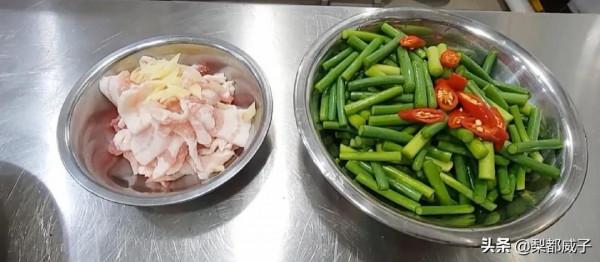 炒蒜臺炒肉時,記住這一步,讓你炒出來的蒜臺脆綠斷生更入味 炒蒜臺炒肉時,記住這一步,讓你炒出來的蒜臺脆綠斷生更入味