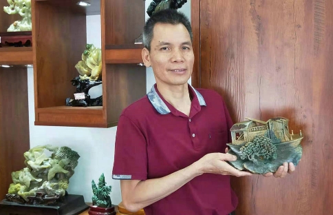 省級非遺(廣寧玉雕)傳承人黃學鴻:“因色取巧,因材施藝”賦能廣綠玉蓬勃生命力 省級非遺(廣寧玉雕)傳承人黃學鴻:“因色取巧,因材施藝”賦能廣綠玉蓬勃生命力
