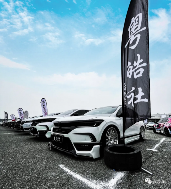 再加10萬塊本田皓影也很帥，自己開模做套件玩姿態