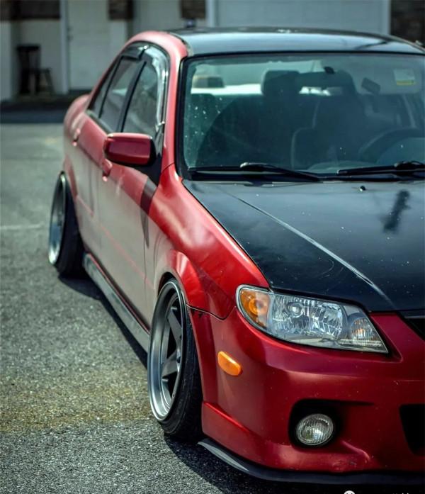 還記得馬自達323嗎？姿態改裝福美來樣子還不過時