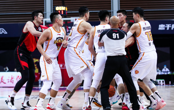 嚴懲賀希寧!挑起CBA大規模衝突,2個違體+1次驅逐,面臨追加制裁 嚴懲賀希寧!挑起CBA大規模衝突,2個違體+1次驅逐,面臨追加制裁