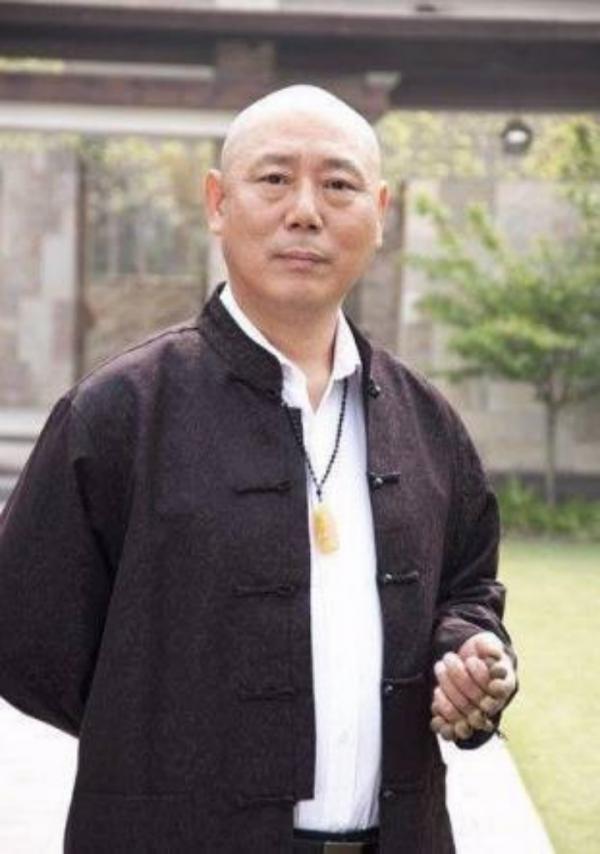 ​從手握上億資金,到罵幾個明星算啥,看66歲李誠儒的豪橫人生 ​從手握上億資金,到罵幾個明星算啥,看66歲李誠儒的豪橫人生