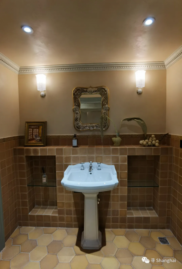 在莫蘭迪色的洋房裡看中古傢俱展