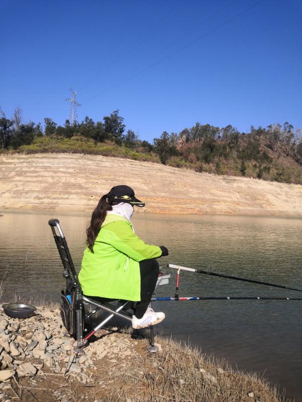 梅姐成功霸佔老公釣位,迎來新年開門紅 梅姐成功霸佔老公釣位,迎來新年開門紅