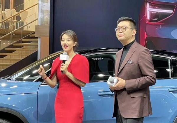 高圓圓也有架子了?出行僱幾十個保鏢陣仗大,濃豔打扮卻難敵老態 高圓圓也有架子了?出行僱幾十個保鏢陣仗大,濃豔打扮卻難敵老態