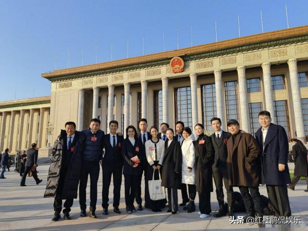 參加文代會的3位央視主持人康輝任魯豫朱迅，都根正苗紅不辱使命