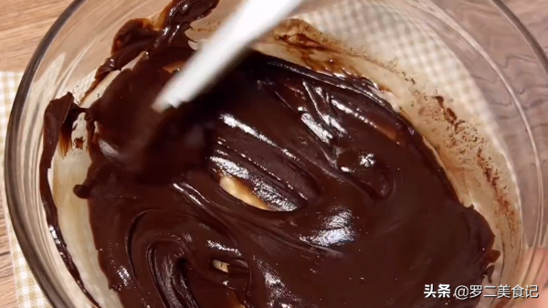 巧克力控的最愛，不加麵粉，不用烤箱，五分鐘就能做的布朗尼蛋糕