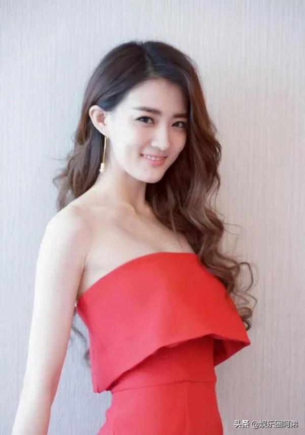 徐璐清純的外表和麵帶微笑的親和力深受大家喜歡