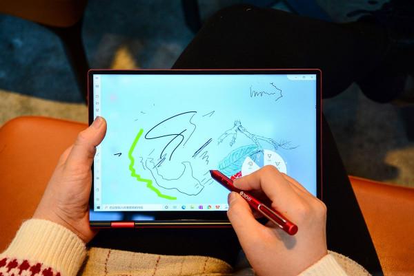 僅重770克，中國紅+錦鯉限量設計，國產10.1吋超小型膝上型電腦