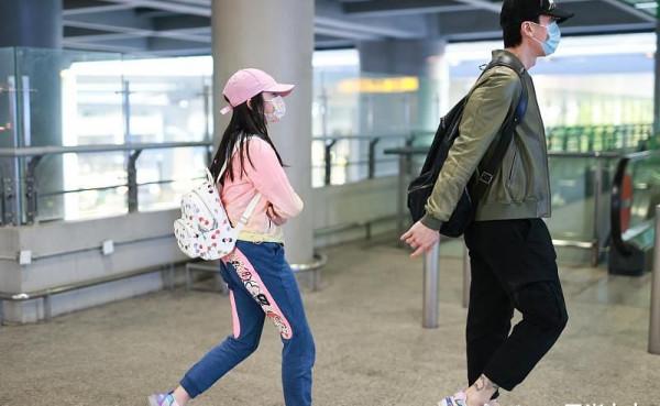 吳尊偶像包袱太重，一家亮相他打扮精緻凹造型，嬌妻卻獨自拎大包