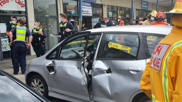 驚險！澳洲80多歲老太太開車衝上人行道，撞進店鋪，丈夫腿腳被擠壓受傷