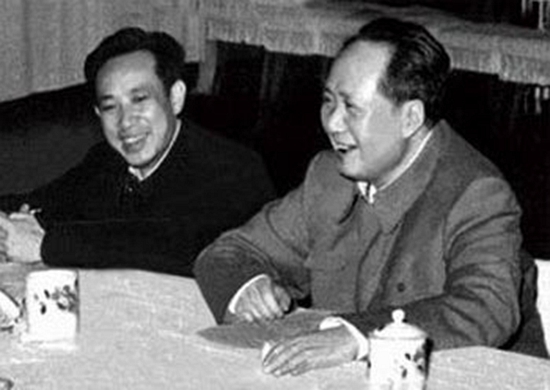 毛主席學英語忘記下飛機，空姐上前提醒，主席：也不留我們吃飯