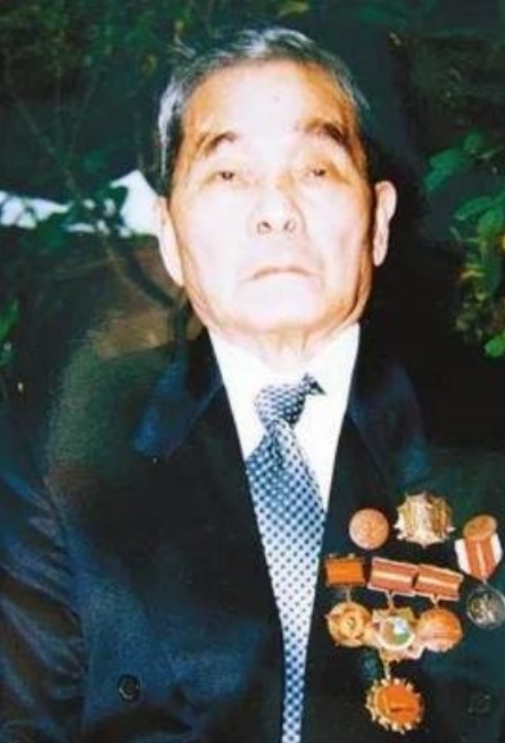 一老人常年拉屍，被質疑品性不良，卻不知他曾是特等功臣