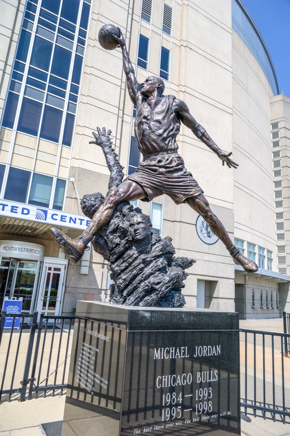 現役球員夠的上立雕像的只有兩人,詹姆斯算一個,另一個是誰 現役球員夠的上立雕像的只有兩人,詹姆斯算一個,另一個是誰