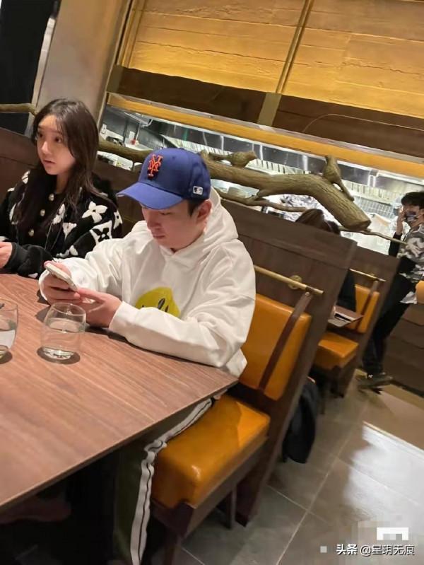 王思聰和女生一起吃拉麵被偶遇 穿白色衛衣戴鴨舌帽休閒低調