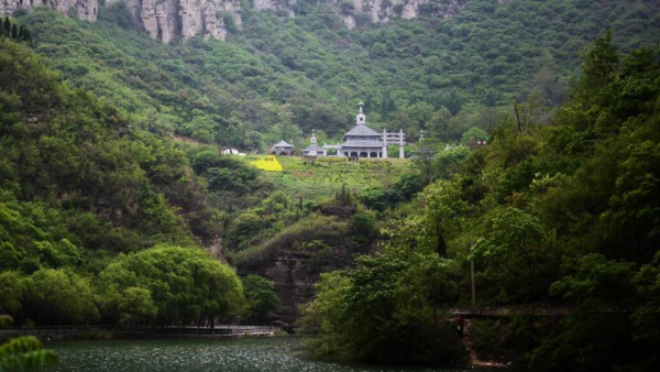 去北京旅遊不可錯過的絕美巖洞，夜晚月光照射，簡直美出天際